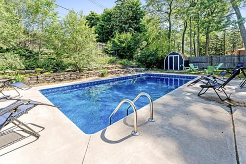 Private pool, close to Lake Michigan Beaches Casa in Norton Shores