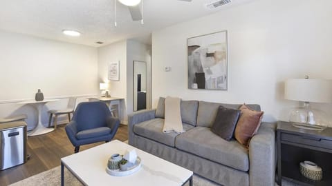 Landing at Woodhill - 1 Bedroom in Denton Apartamento in Denton