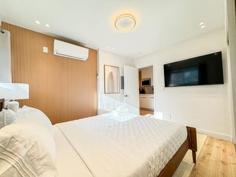 Bed, TV and multimedia, Photo of the whole room, Bedroom, air conditioner