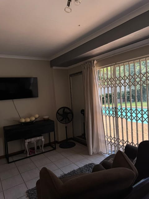 Spacious Living, Huge 7 bedroom & 5 bathroom house House in Sandton