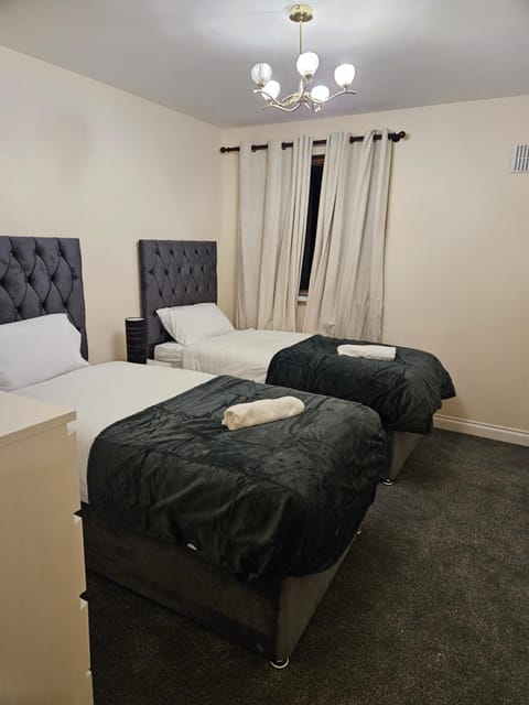 Lux Den close to M1! Netflix , Parking & Broadband Apartment in Aylesbury Vale