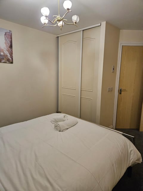 Lux Den close to M1! Netflix , Parking & Broadband Apartment in Aylesbury Vale