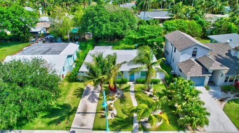 Coastal Cottage private oasis w/ Hot Tub & less than 5 minutes to beach! Casa in Ocean Ridge