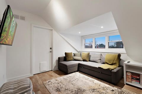 Central and Luxury 2BR Suite with Den & BBQ, Sleeps 6! Appartement in Saint Catharines