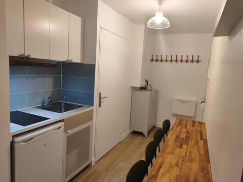 Kitchen or kitchenette, Dining area, stove