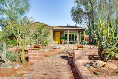 Gazebo, Patios and Grill Colorful Tucson Retreat! House in Catalina Foothills