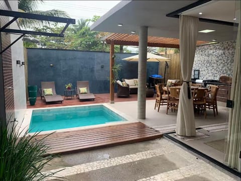 Casa com piscina em maresias House in São Sebastião