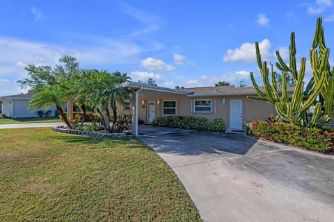 Comfy Home with Heated Pool Near Siesta Key Beach home Casa in Gulf Gate Estates