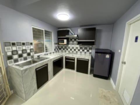 Kitchen or kitchenette, oven, pet friendly, stove