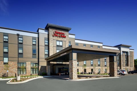 Hampton Inn & Suites Milwaukee West Hotel in West Allis