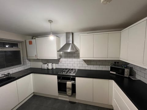 4 Bed and 3 Bath House in Harrow, London, 30 mins to Euston Apartment in Pinner