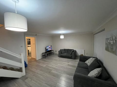 4 Bed and 3 Bath House in Harrow, London, 30 mins to Euston Apartment in Pinner