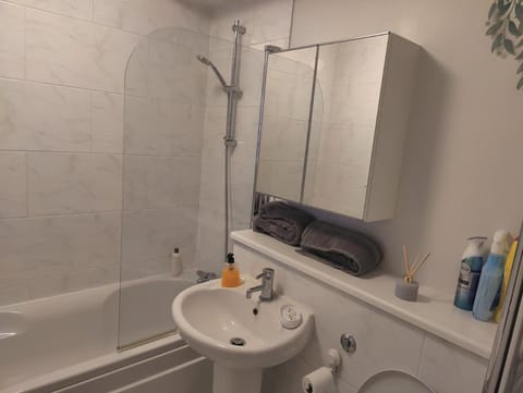 Train Station Apartment-FREE Parking-GYM-Balcony Apartment in Dewsbury