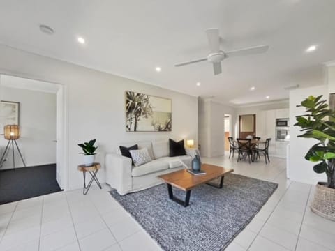 5 min drive to Coolum Beach - lovely small home House in Coolum Beach