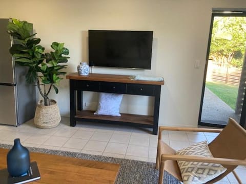 5 min drive to Coolum Beach - lovely small home House in Coolum Beach