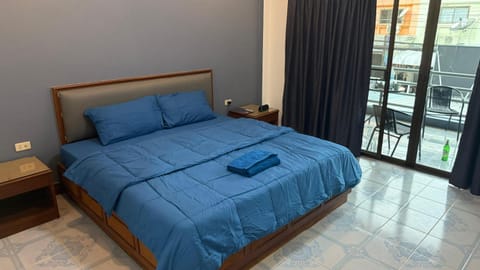 Bed, Photo of the whole room, towels