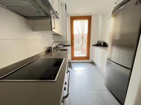 Kitchen or kitchenette, dishwasher, oven