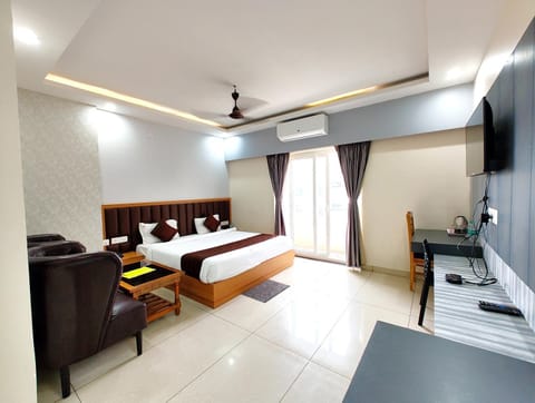 Bed, TV and multimedia, Living room, Photo of the whole room, Seating area, Evening entertainment, Bedroom, air conditioner