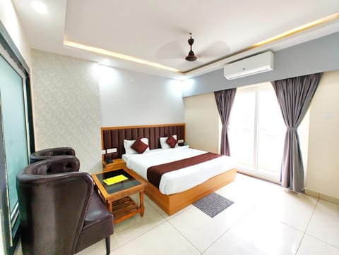 Bed, TV and multimedia, Living room, Photo of the whole room, Seating area, Bedroom, air conditioner