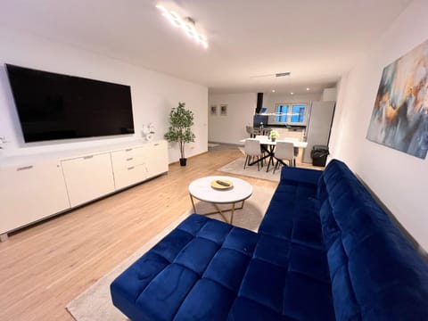 Designer Apartment in Sinsheim Erstbezug 75 TV mit Netflix und offene Küche WeHome Premium Appartement in Sinsheim