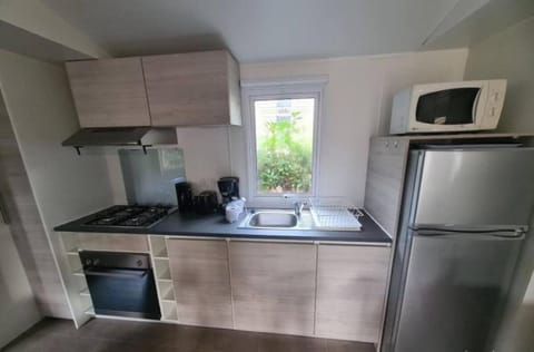 Coffee/tea facilities, dishwasher, microwave, storage, kitchen