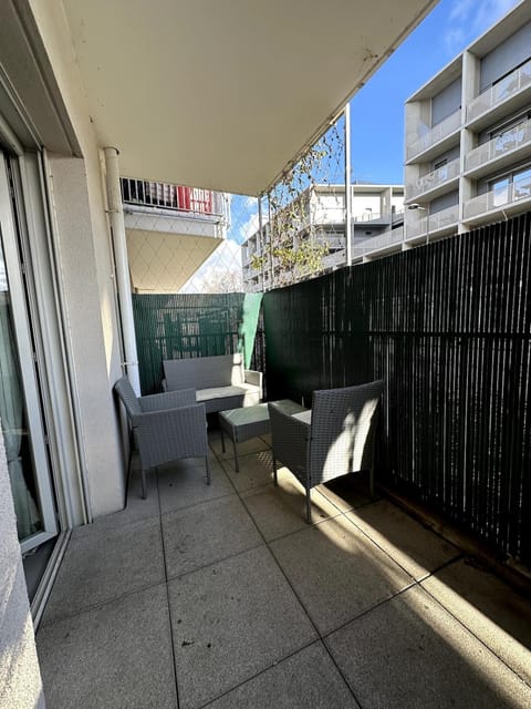 Cocon urban terrasse et station gratuit Apartment in Villeurbanne