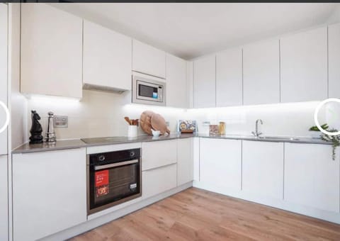 Dynamic Luxury 2 bedroom apartment Bed and Breakfast in Barking