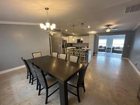 Cape Coral Vacation Retreat Fort Myers Beach 18 miles away 3 King 2 Queen 5 Bedroom House in Cape Coral