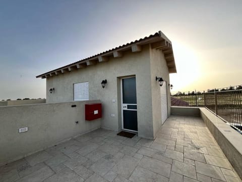 Property building, Day, Balcony/Terrace