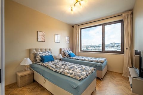 Bed, TV and multimedia, Photo of the whole room, Seating area, Bedroom
