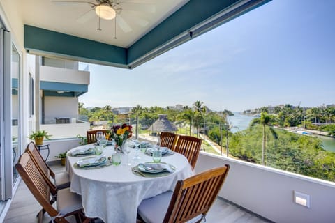 View (from property/room), Balcony/Terrace, Dining area