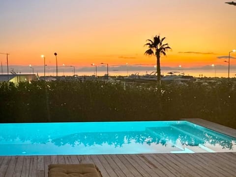 Balcony/Terrace, Pool view, Sea view, Swimming pool, Swimming pool, Sunset, sunbed