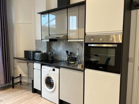 Charming Apartment in West Ealing, 12 Mins to Central London by Train, Free Parking, 8-Min Walk to Station Apartment in London Borough of Ealing