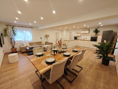 Kitchen or kitchenette, Food and drinks, Seating area, Food