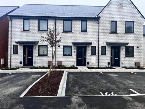 Property building, Day, Neighbourhood, Street view, Parking