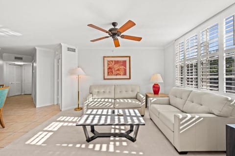 Bed, Living room, Photo of the whole room, Seating area