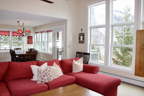 Topridge Townhome 3BR, 4BA with Hot Tub, Ski On Ski Off, Mountain Views and Lift Ticket Deals! House in Mendon