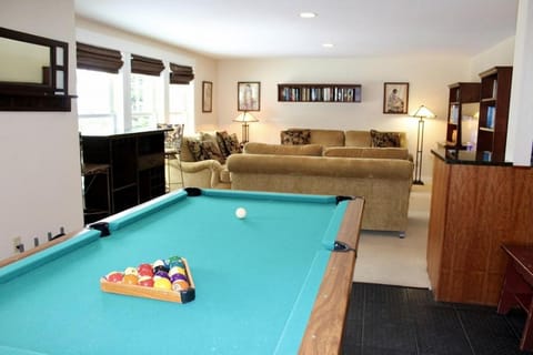 Topridge Townhome 3BR, 4BA with Hot Tub, Ski On Ski Off, Mountain Views and Lift Ticket Deals! House in Mendon