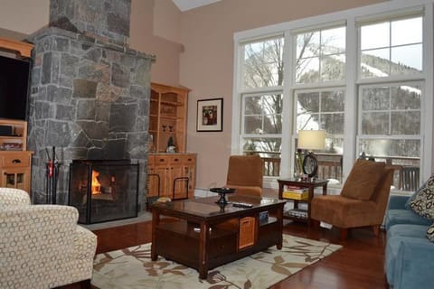 Topridge 4BR, 4BA Townhome with Breathtaking Mountain Views, Hot Tub, Ski In Ski Out, Lift Ticket Deals! House in Mendon