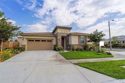 Charming One-Story Home in Gated Community with Pool & Spa Chalet in Rancho Cucamonga