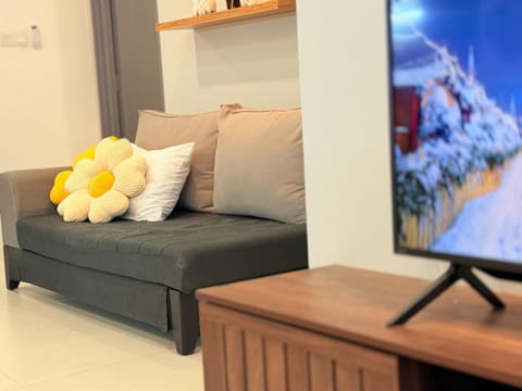 TV and multimedia, Living room, Seating area, Evening entertainment