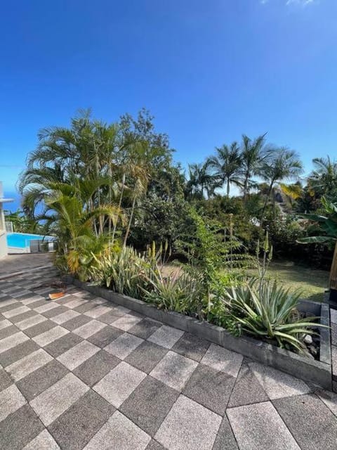 Grande maison avec piscine et vue sur océan Villa in Saint-Paul