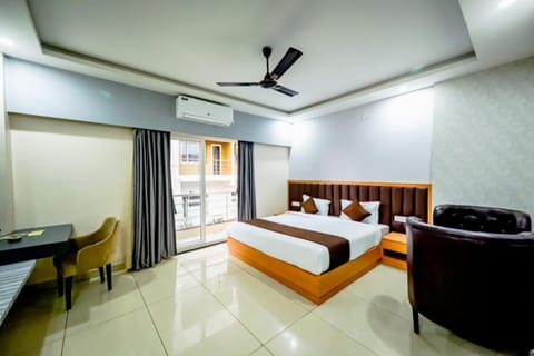 Bed, TV and multimedia, Photo of the whole room, Seating area, Bedroom, air conditioner