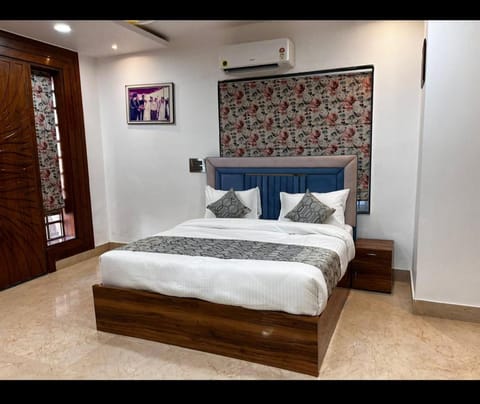 Hotel Rajmahal Suits Hotel in Gurugram