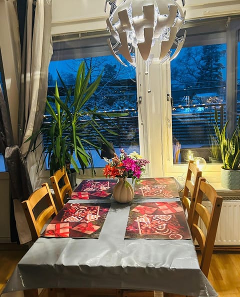 Cozy Room in a Villa with private bathroom and Shared Kitchen - 11min walking from Huddinge Station Vacation rental in Huddinge