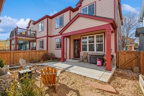 Cozy home with jacuzzi tub, fireplace and gym townhouse House in Longmont