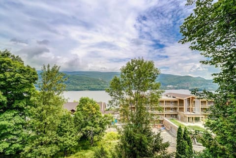 Modern Chalet Breathtaking Views of Lac Tremblant Apartment in Mont-Tremblant