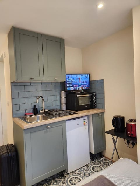 Ensuite Studio Flat Crawley-Gatwick Apartment in Crawley