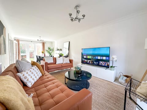 TV and multimedia, Living room, Seating area, Evening entertainment