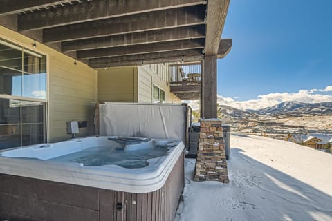 Private Hot Tub, Close to Resorts - Private Hot Tub - Close to PC, Mountain Mansion Family Getaway House in Wasatch County